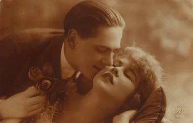Postkarte eines romantischen Vintage-Paares, in Sepia