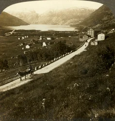 Hübsches bergumgebenes Dorf und See von Røldal im rauen Westnorwegen, um 1905
