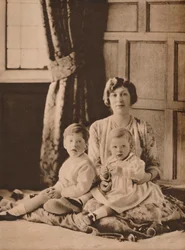 Prinzessin Mary, Viscountess Lascelles, mit ihren zwei Söhnen, Gerald und George, 1926-1935