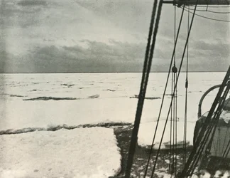 Durch schwere Eisschollen im Rossmeer drängen, ca. 1908, 1909
