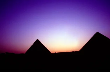 Pyramiden von Gizeh, Ägypten, bei Sonnenuntergang, um 26. Jahrhundert v. Chr.