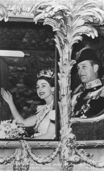 Königin Elisabeth II. und der Herzog von Edinburgh in der Staatskutsche, die Krönung, 2. Juni 1953