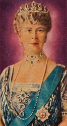 Königin Mary, Gemahlin von König Georg V., im Hofkleid