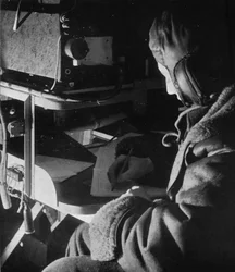 Funker des RAF Coastal Command an Bord seines Flugzeugs, ca. 1940-1943