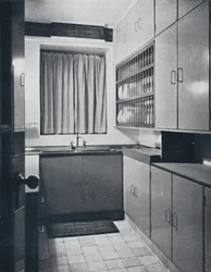 R. W. Symonds und Partner, L. & A.R.I.B.A. - Küche: Kittfarbene zellulosierte Einbauten, Edelstahl