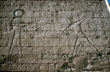 Ramses III. schlägt seine Feinde vor Amun-Ra, Totentempel, Medinat Habu, Ägypten, um 12. Jh. v. Chr.