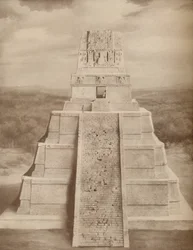 Rekonstruiertes Modell einer prächtigen Maya-Tempelpyramide in Tikal, ca. 1935