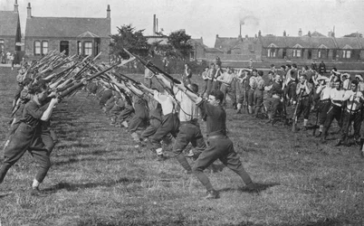 Rekruten lernen den Gebrauch des Bajonetts, 1915