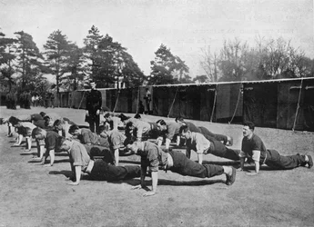 Rekruten der Grenadier Guards beim körperlichen Training in Caterham, wo die Brigade der Fußgardisten...