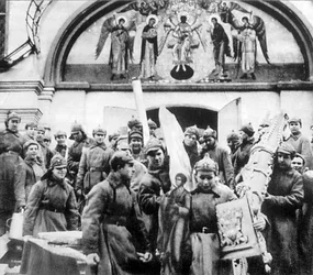 Rotarmisten bei der Beschlagnahmung von Kirchenschätzen des Simonow-Klosters, Moskau, UdSSR, 1925