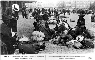 Flüchtlinge aus dem Norden warten auf einen Führer, der ihnen eine Unterkunft besorgt, Paris, Erster Weltkrieg, 1914-1918