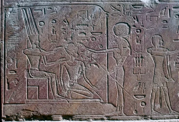 Relief zeigt Königin Hatschepsut, die den Segen empfängt, Tempel von Amun, Karnak, Ägypten, ca. 1500 v. Chr.