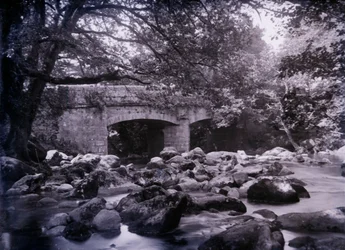 Fluss und Brücke in der Nähe von Plymouth in Devon, 1920