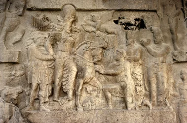 Felsrelief, das den sassanidischen König Shapur I. (241-72), den römischen Kaiser Valerian (ca. 240-260) und persische Generäle darstellt, 3. Jahrhundert