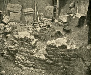 Römische Überreste in einem Bastion der Londoner Mauer, 1908