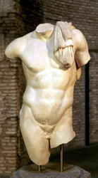 Römische Kopie einer griechischen Statue eines männlichen Torsos