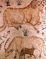Römisches Mosaik eines Widders, einer Kuh und eines Kalbes, 4. Jahrhundert n. Chr.