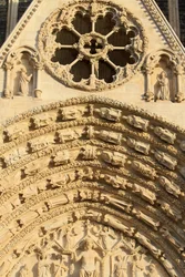 Rosettenfenster. Tympanon des westlichen Zentralportals. Stephansdom