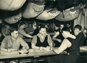Royal Marines auf ihrem Messe-Deck an Bord eines Schiffes, Zweiter Weltkrieg