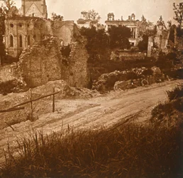 Zerstörte Kirche und Schloss, Frankreich, ca. 1914-ca. 1918