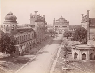 Rumi Darwaza und Tor des Bara Imambara mit 