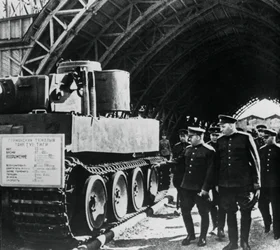 Russische Generäle inspizieren eine Ausstellung erbeuteter deutscher Waffen, Russland, 1943