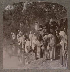 Russische Frauen halten einen Gottesdienst am Ufer des Jordan, ca. 1900