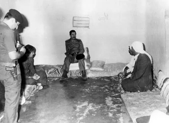 Saddam Hussein besucht ein Bauernhaus in Basra, Irak, 1987