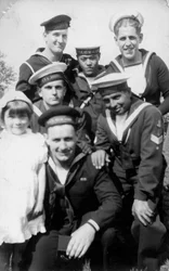 Matrosen aus sechs verschiedenen Ländern während der Flottenparade zur Krönung, Southsea, Hampshire, 1937