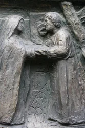 Saint-Pierre de Montmartre Kirche: Notre-Dame-Tor Skulptur: Jesus trifft seine Mutter auf der Via Dolorosa, Paris, Frankreich