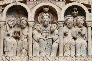 Tympanon der Abteikirche Sainte Foy: Abraham, Conques, Frankreich