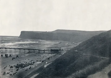 Saltburn - Blick auf die Klippen, den Strand und den Pier, 1895
