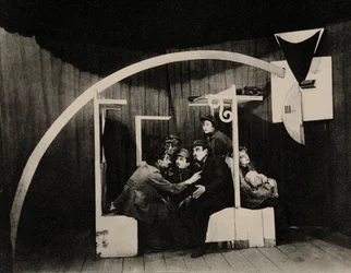 Szene aus dem Stück Agenten von Sholem Aleichem. Bühnenbildner Marc Chagall, 1921