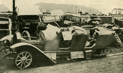 Verschrottet! Zerstörte Autos, die von den Deutschen erbeutet wurden..., Erster Weltkrieg