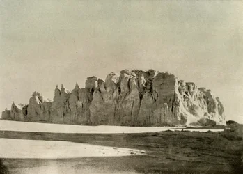Gezackter Rand des Gletschers südlich von Kap Borne, Ross-Insel, ca. 1908-1909