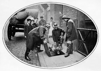 Kanalreiniger gehen hinunter, London, um 1903