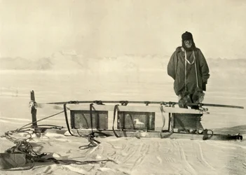 Shackleton neben dem gebrochenen südlichen Schlitten, ca. 1908, 1909