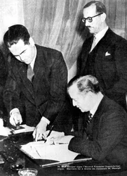 Unterzeichnung des Finanzabkommens zwischen Großbritannien und den Freien Franzosen, Algier, 8. Februar 1944