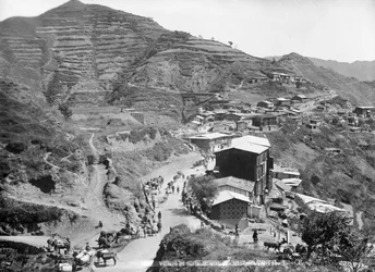 Dorf Sinauli, mit den Hindustan- und Tibet-Straßen, Simla, Indien, frühes 20. Jahrhundert