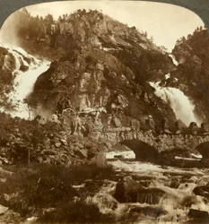 Skarafos und Lotefos springen über Felsen, Westnorwegen, um 1905