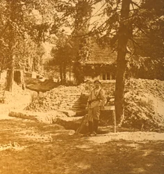 Soldat vor einem Schützengraben, Bois des Loges, Nordfrankreich, um 1914-1918