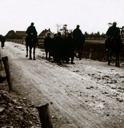 Soldaten auf einer Straße, ca. 1914-1918