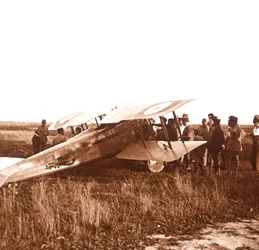 Soldaten umgeben Doppeldecker, Somme, Nordfrankreich, ca. 1914-1918