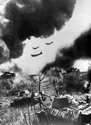 Sowjetische Panzer und Flugzeuge starten einen Angriff, Russland, 1943