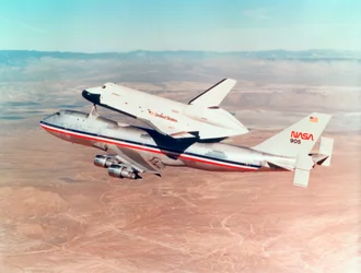 Space Shuttle Orbiter auf einem Boeing 747 Trägerflugzeug montiert, 1977