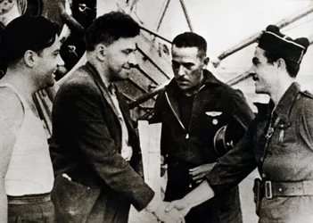 Spanischer Bürgerkrieg (1936-1939): Ilja Grigorjewitsch Ehrenburg (1891-1967), russischer Schriftsteller, bei seiner Ankunft am Flughafen von Barcelona (Spanien) (zweiter von links), als sowjetischer Korrespondent des Bürgerkriegs