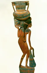 Löffel in Form eines jungen Mädchens, das eine Vase trägt, 18. Dynastie