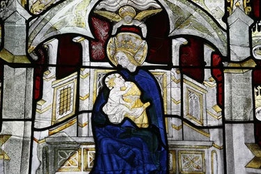 Buntglasfenster in der Kollegiatkirche Notre-Dame des Marais: Jungfrau und Kind, Villefranche-sur-Saône, Frankreich
