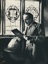 Stanley Baldwin in der Galerie in Chequers, um 1925