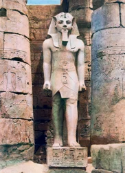 Statue von Ramses II, Luxor, Ägypten, 20. Jahrhundert